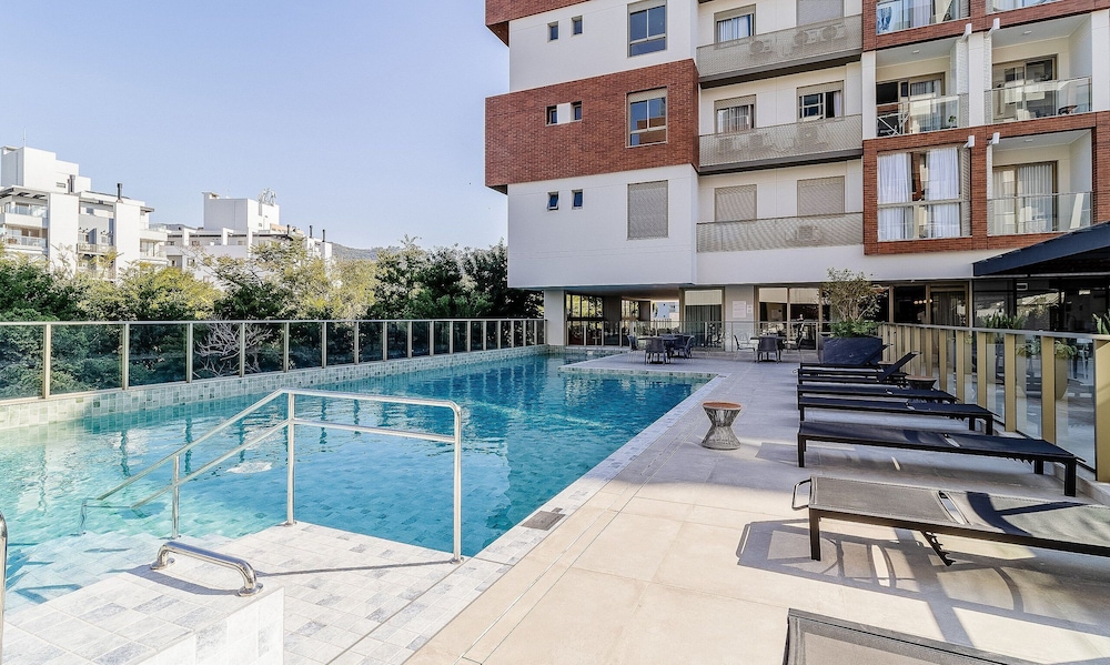 Stay in a Building With a Pool, Gym, and Leisure - SSL
