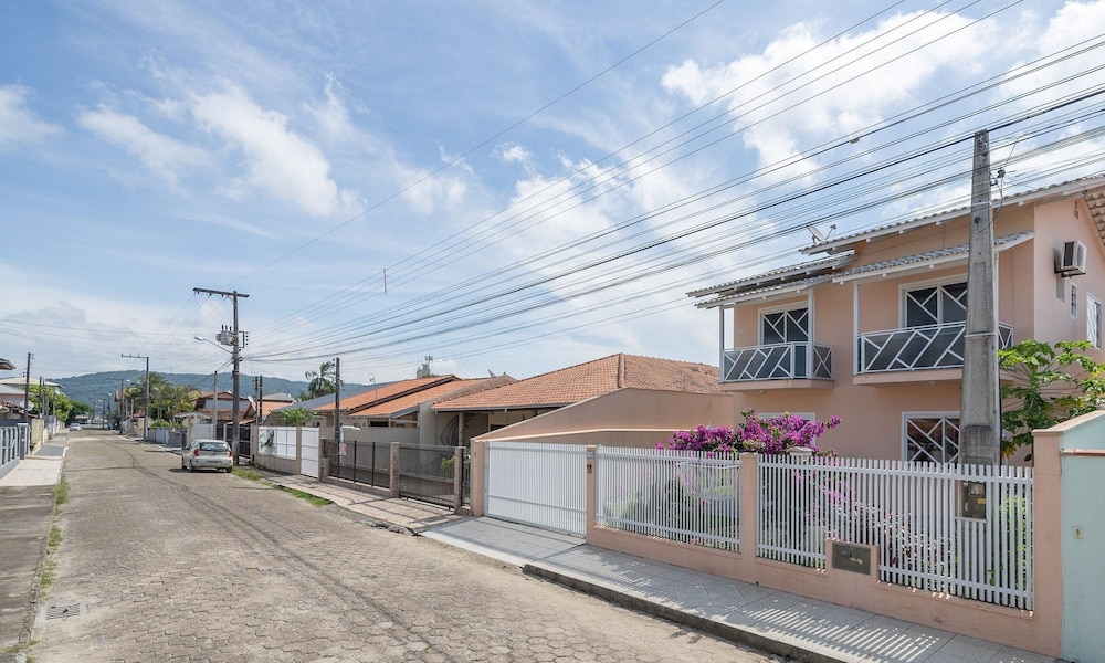 5BR Home w/ Pool in Penha Center Bsl190