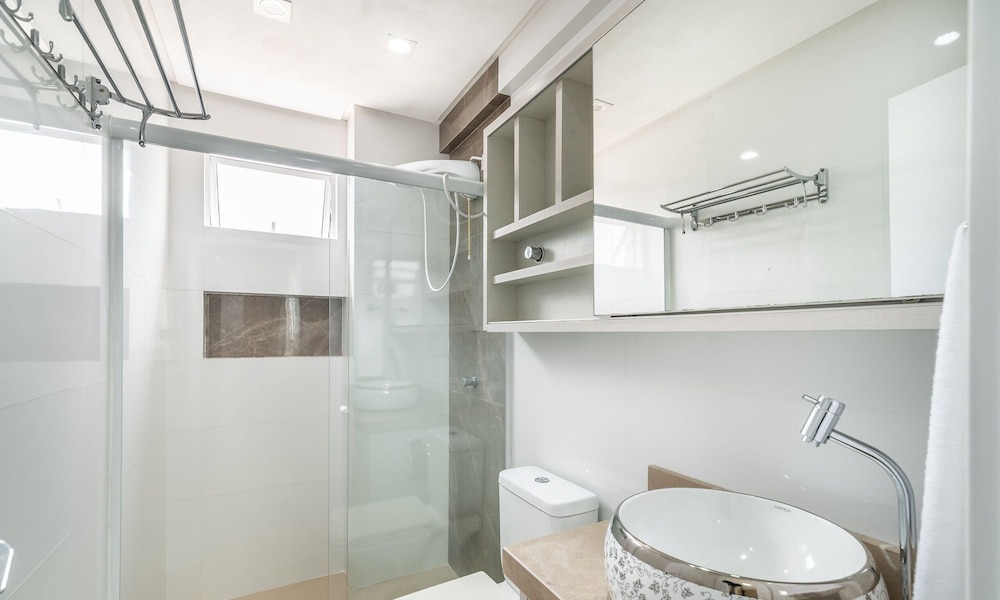 2BR Apt With BBQ in Meia Praia Mlo0601