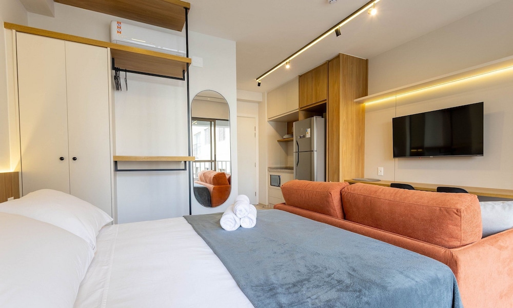 Studios in Building With Gym in Brooklin - SP Emnrs