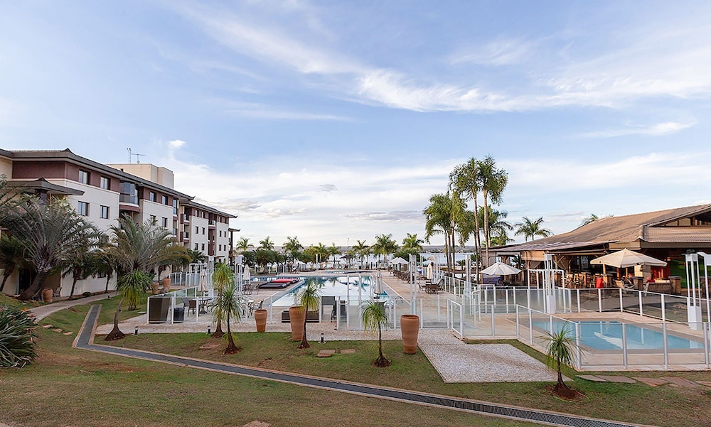 Apt With Balcony in a Condo With Pool - Clr0211
