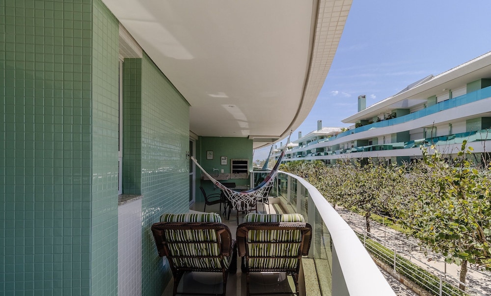 Apart in Cond. w/ Access to Beach and Pool Ave0232