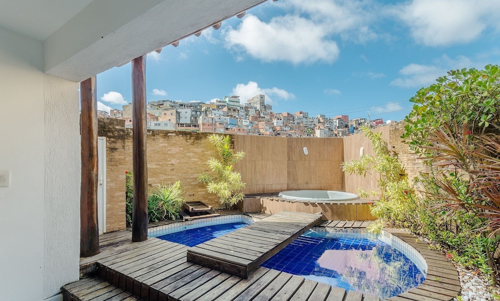 Apt w/ Balcony & View, Steps From the sea Opr0303