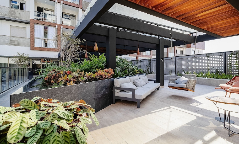 Stay in a Building With a Pool, Gym, and Leisure - SSL
