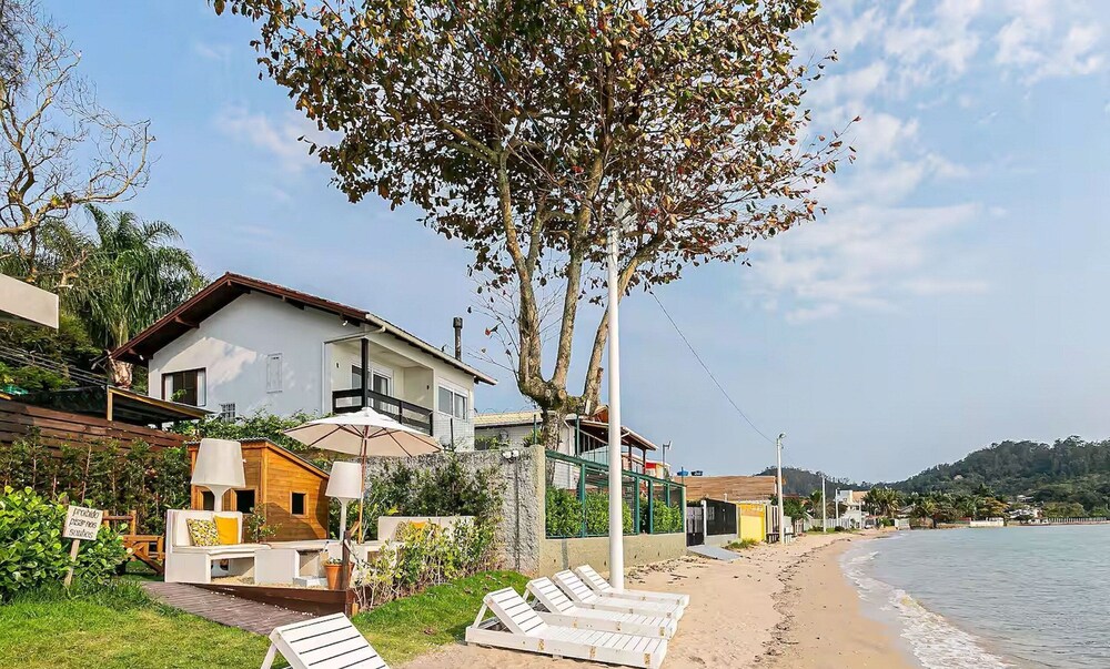 Seafront Beautiful House in Sto. Antonio Cda1647