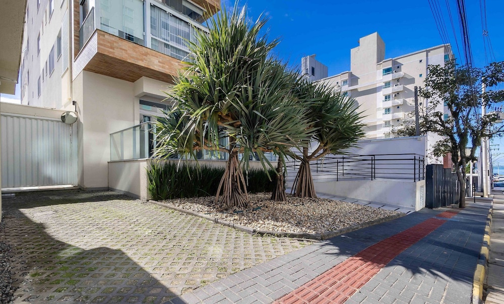 Sophisticated Stay 200m From Praia Brava - EHI
