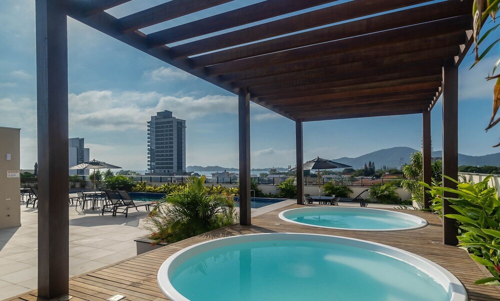 Estadia completa com piscina a 400m da Praia da Armação \- SKL