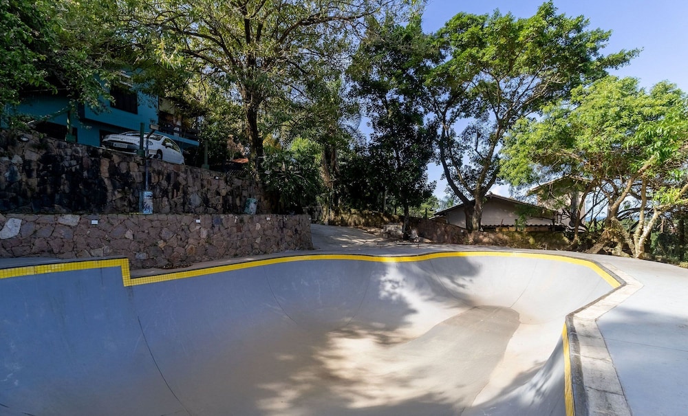 House With Pool and Skate Park Stm0500