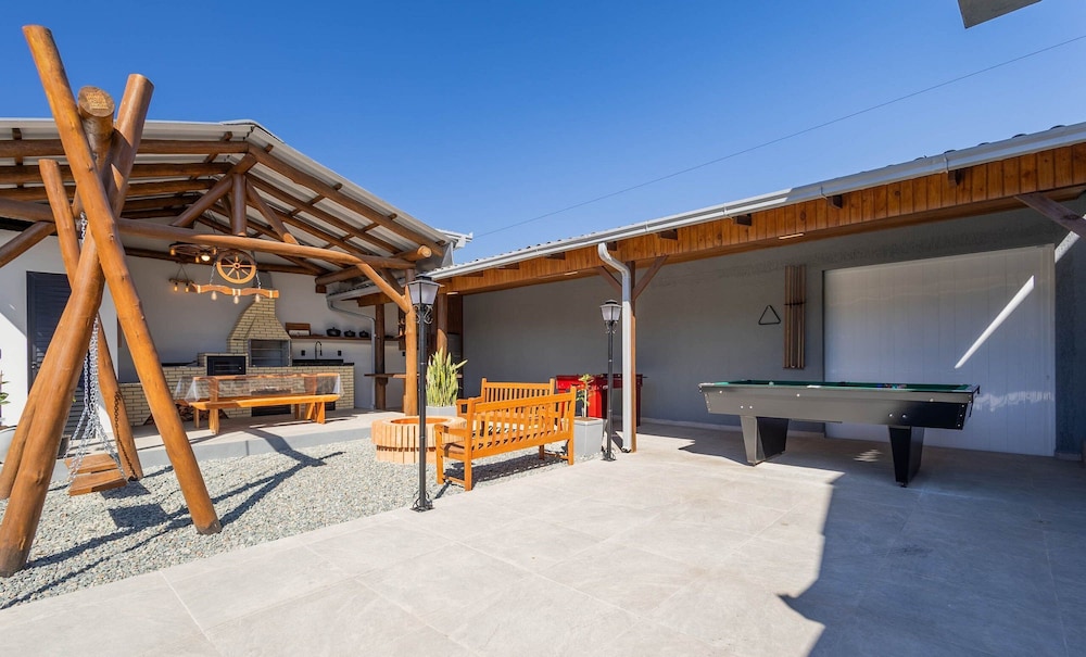 Comfortable and Sophisticated Accommodations Just Minutes From the Beach - VIL