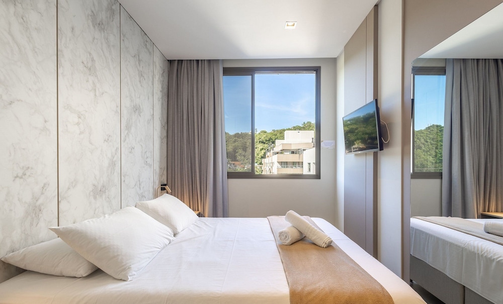 Your Exclusive Stay With Pool and Jacuzzi Just 500 Meters From the Beach - ELF