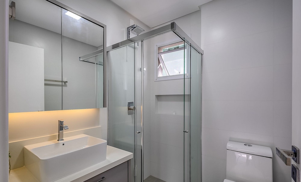 Modern 3BR apt Near the Beach Ema0201