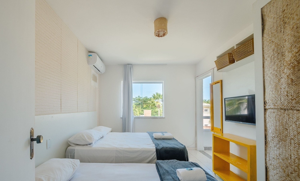 Spacious House w/ Pool in Guarajuba Cag0003