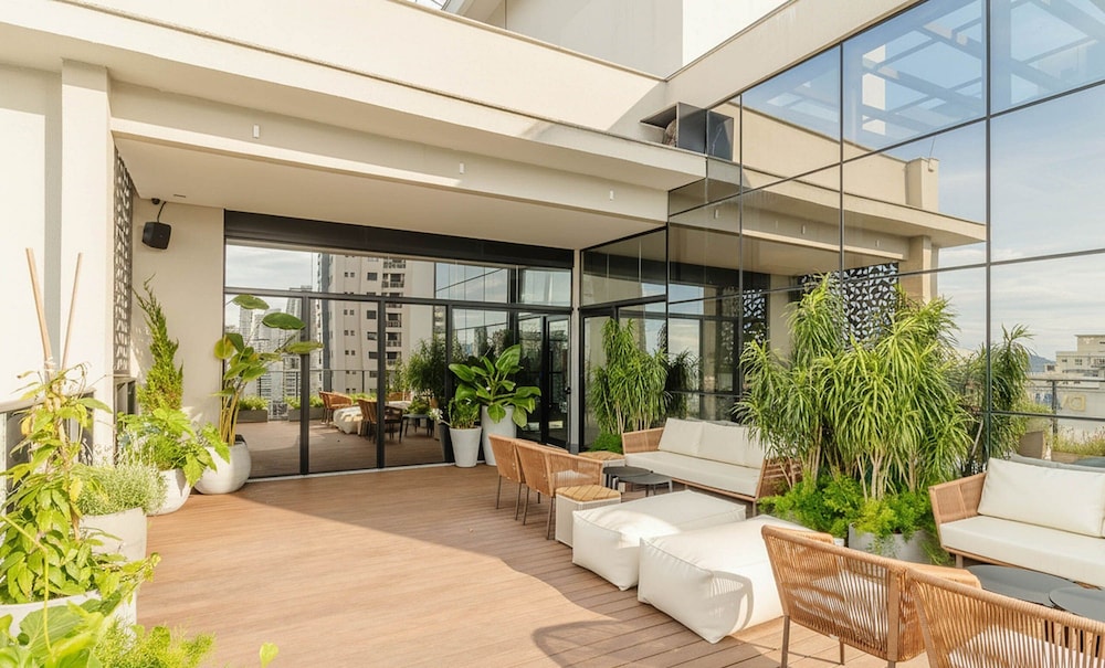 Your Exclusive Stay Just Steps From the sea in Meia Praia - FFS II
