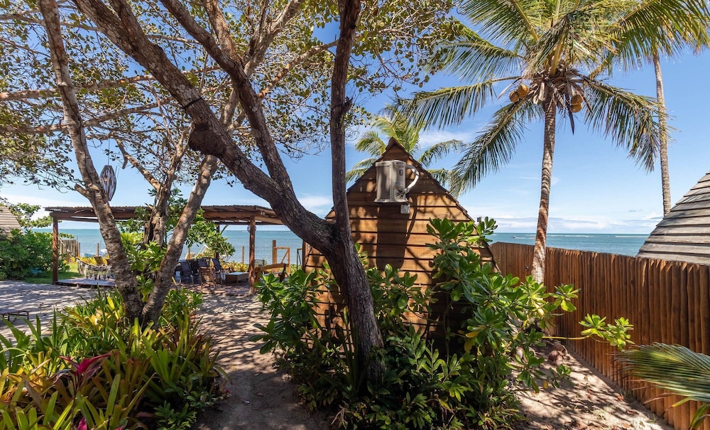 Beachfront Cabins in Bahia – OTX