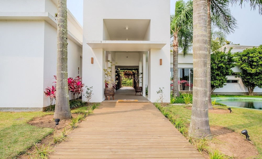 Modern House With Pool Next to Surfland Roi00