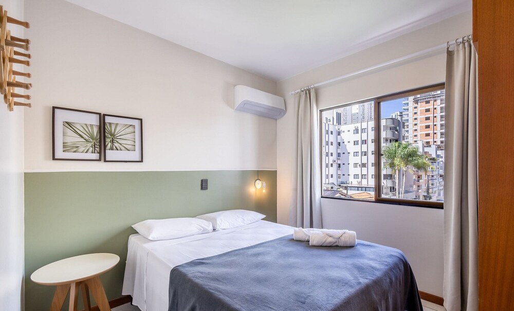 3BR apt w/ Balcony, 150m to sea Meia Praia Eis305