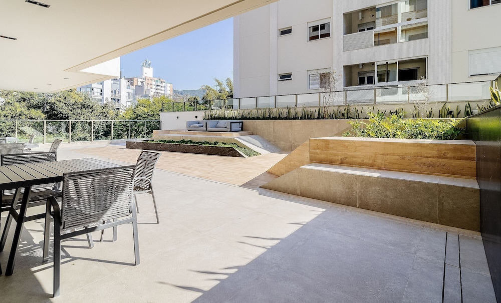 Stay in a Building With a Pool, Gym, and Leisure - SSL