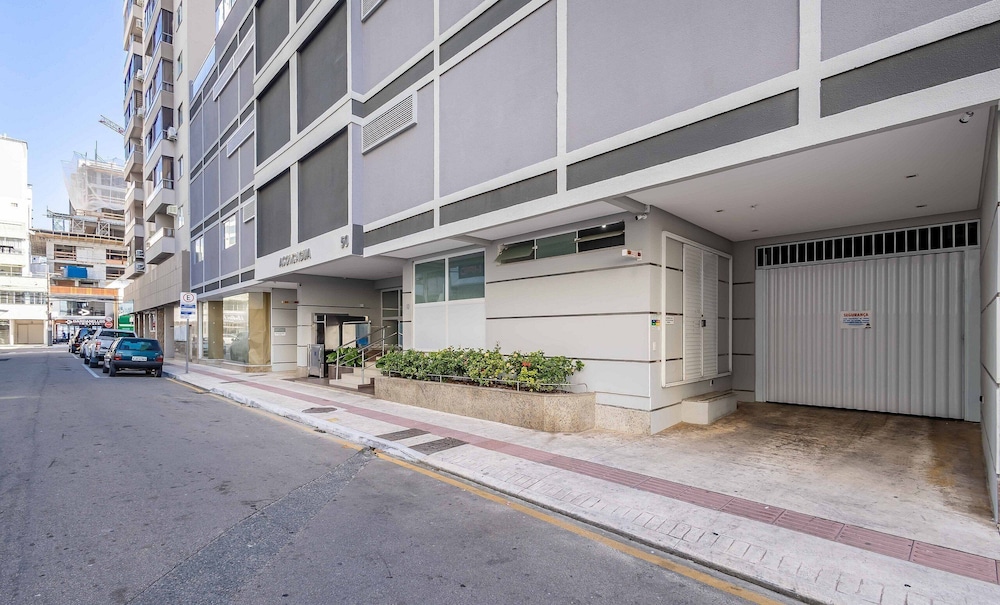 Apto c/ garagem e 2 Quartos a 60m da Praia ACO1103