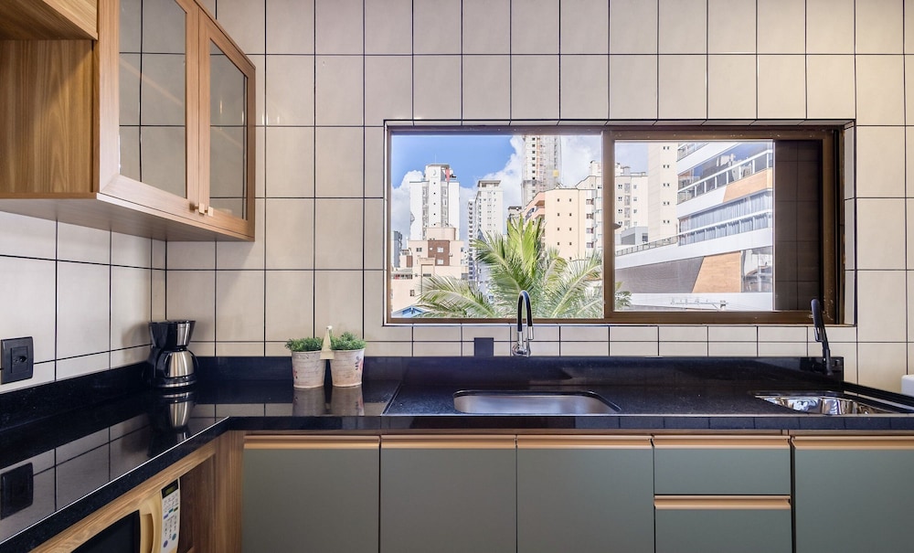 3BR apt w/ Balcony, 150m to sea Meia Praia Eis305