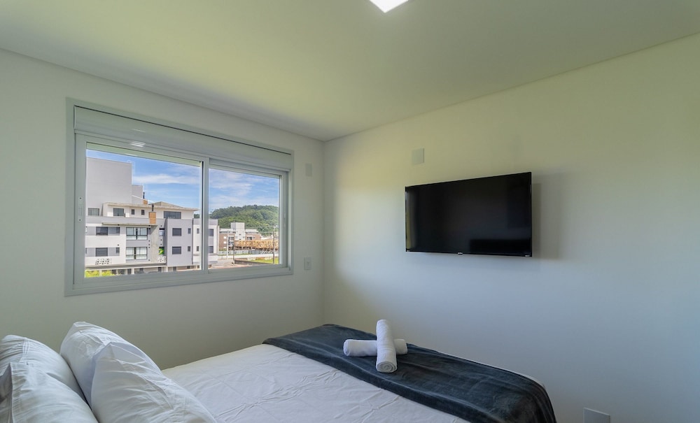 Comfort and Pool Near the Beach - Rhl0302