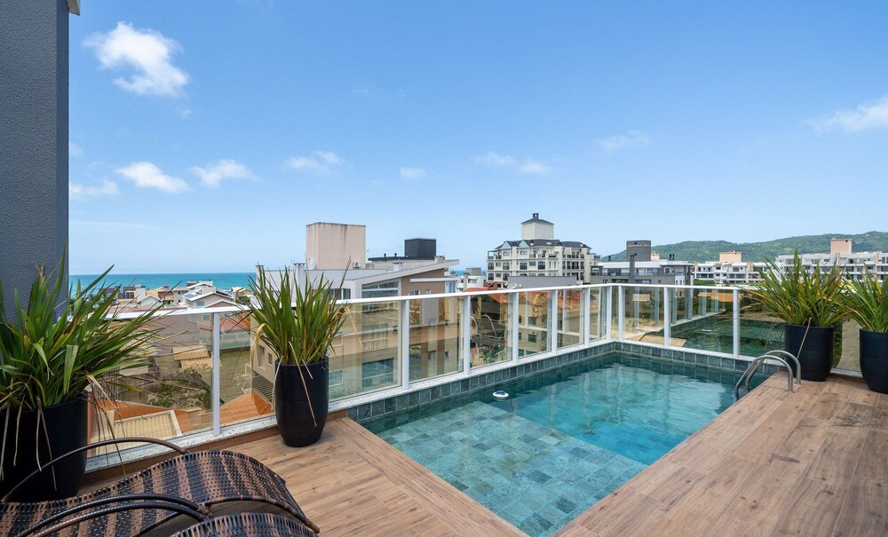 Apt w/ Pool & BBQ in Bombinhas Rna0303