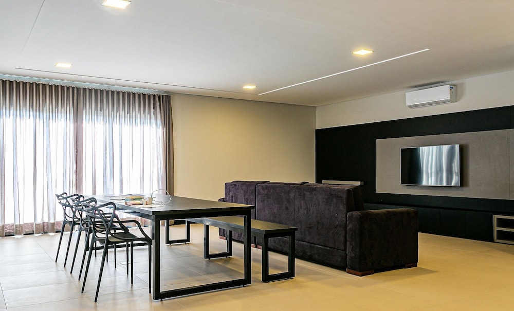 Modern Studio w/ Family in English Sti105