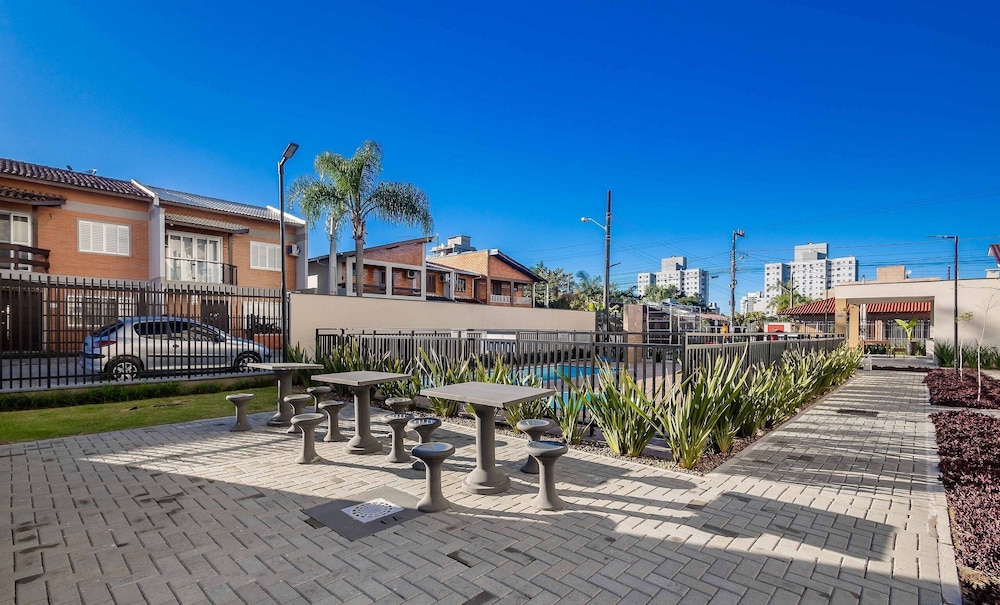 MCB - Apartments With Pool Near the Beach