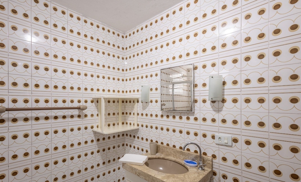 Apt in BC Center w Balcony 260m From Beach Elo0207