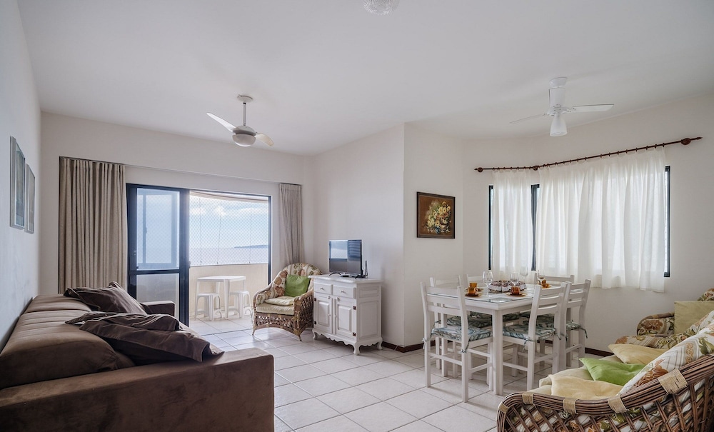 3BR Beachfront apt w/ BBQ Rsl0502