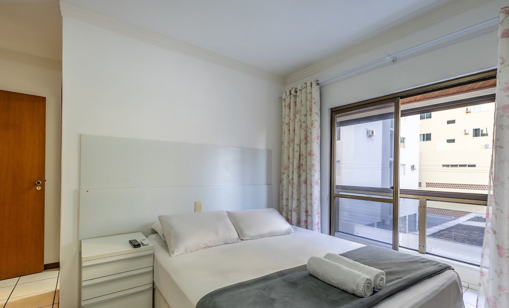 3BR Apt w/ Balcony 240m From Sea Meia Praia Eio203