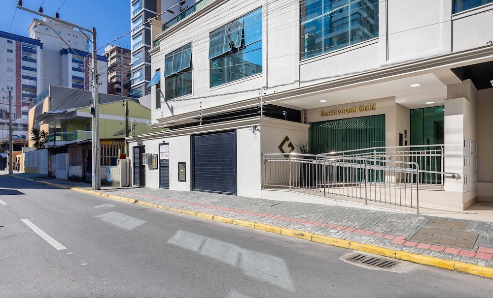 2BR Apt w/ Balcony Close to Itapema Beach