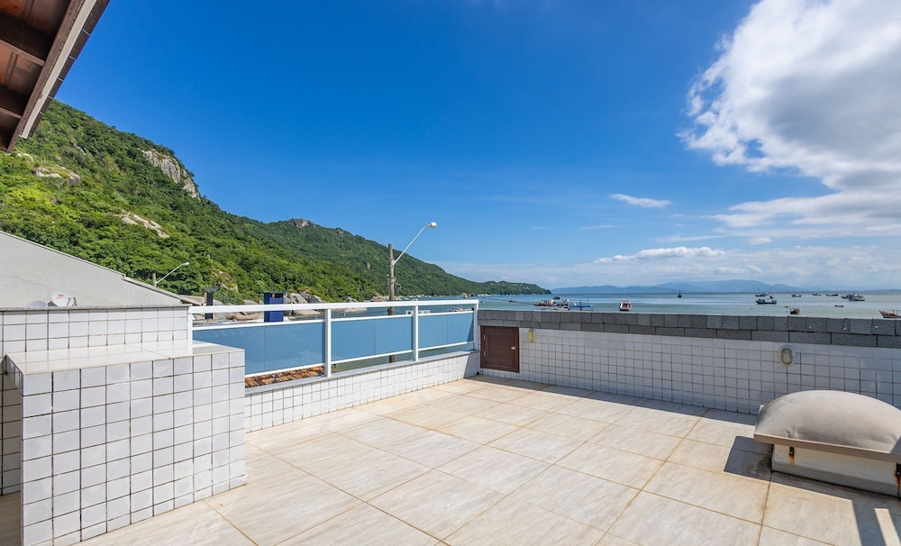 3BR Beachfront House w/ BBQ Apc2200