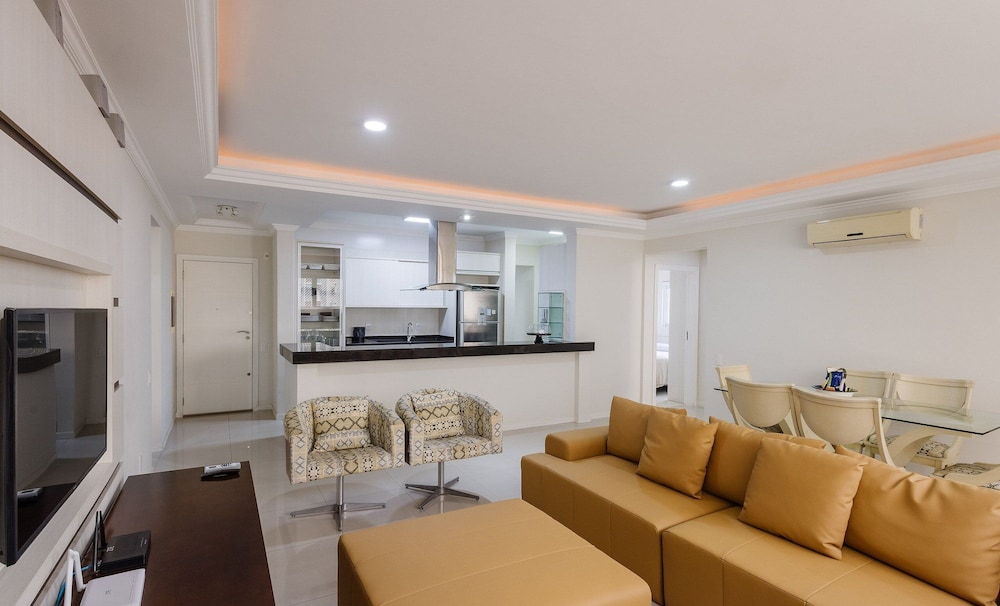3BR Apt Near Beach & Attractions in BC Pna0402