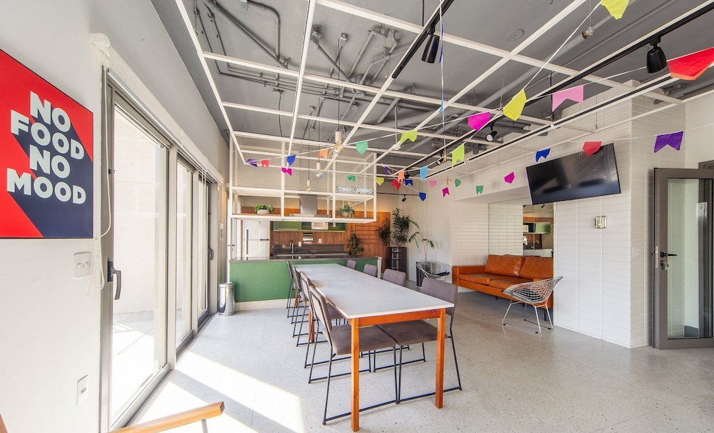Beautiful Studio 290m From the Metro Hox1010