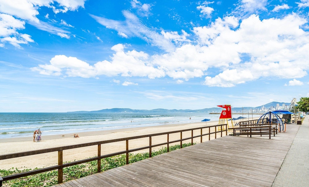 3BR Beachfront apt w/ BBQ Rsl0502
