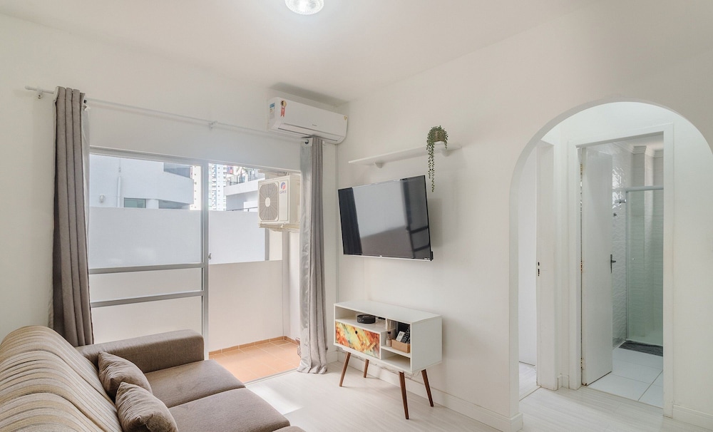 Full 2-bed Apt 80m From the Beach in BC