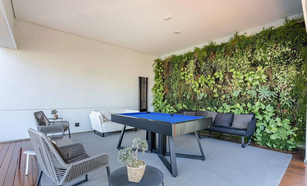 Modern Studios in a Building With a Pool in Vila Cordeiro - CTB