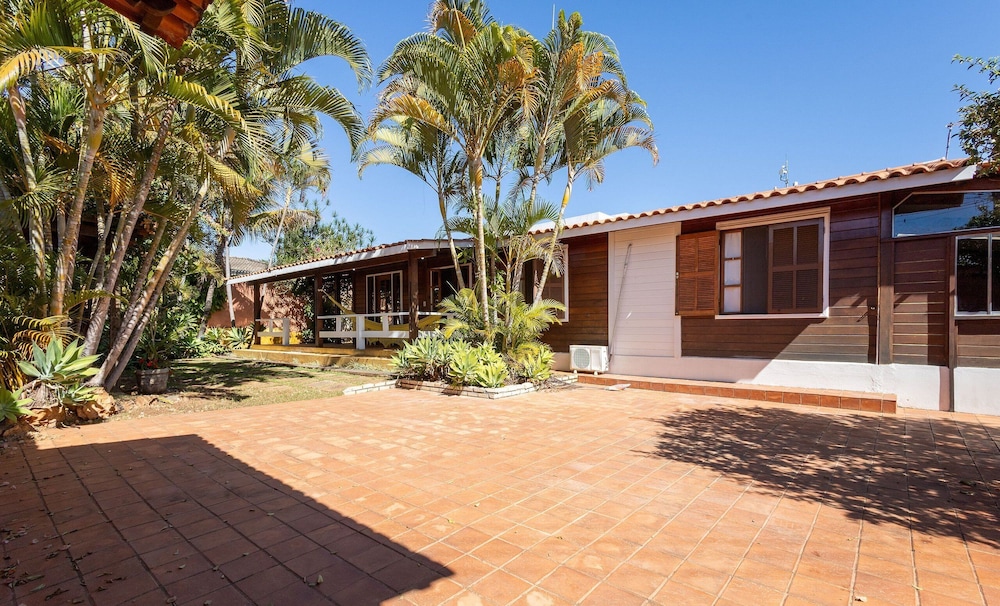 Charming House w/ BBQ in Vila Planalto Act029