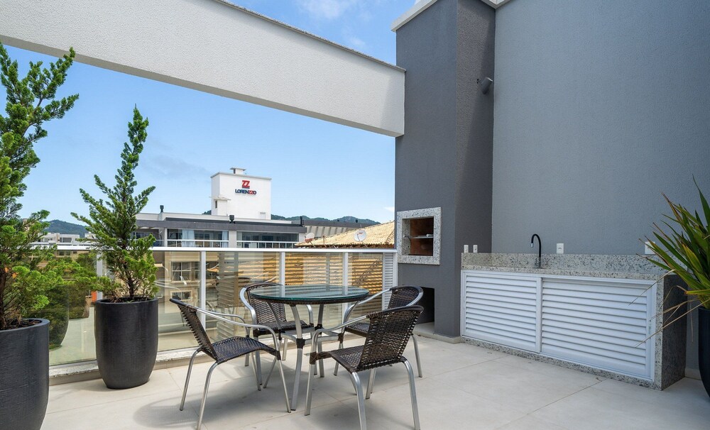 Apt w/ Pool & BBQ in Bombinhas Rna0303
