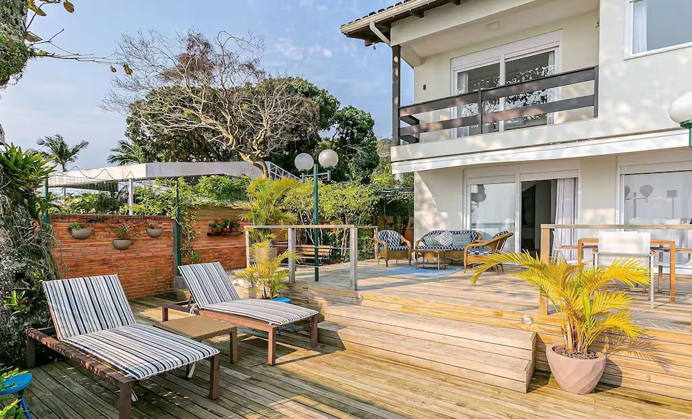 Seafront Beautiful House in Sto. Antonio Cda1647