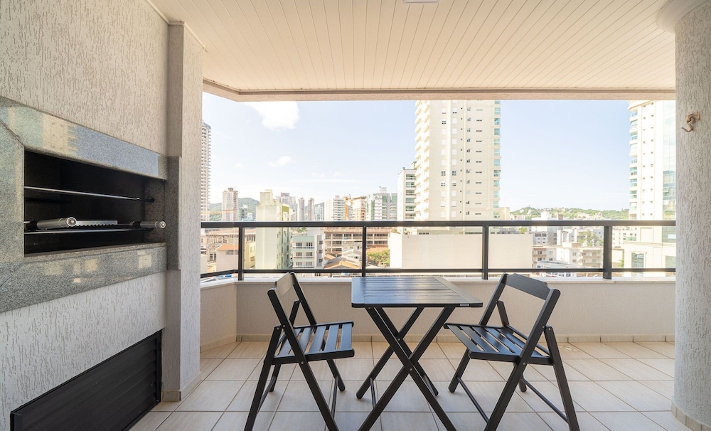 Apt With sea View and Barbecue in Itapema Gbl601