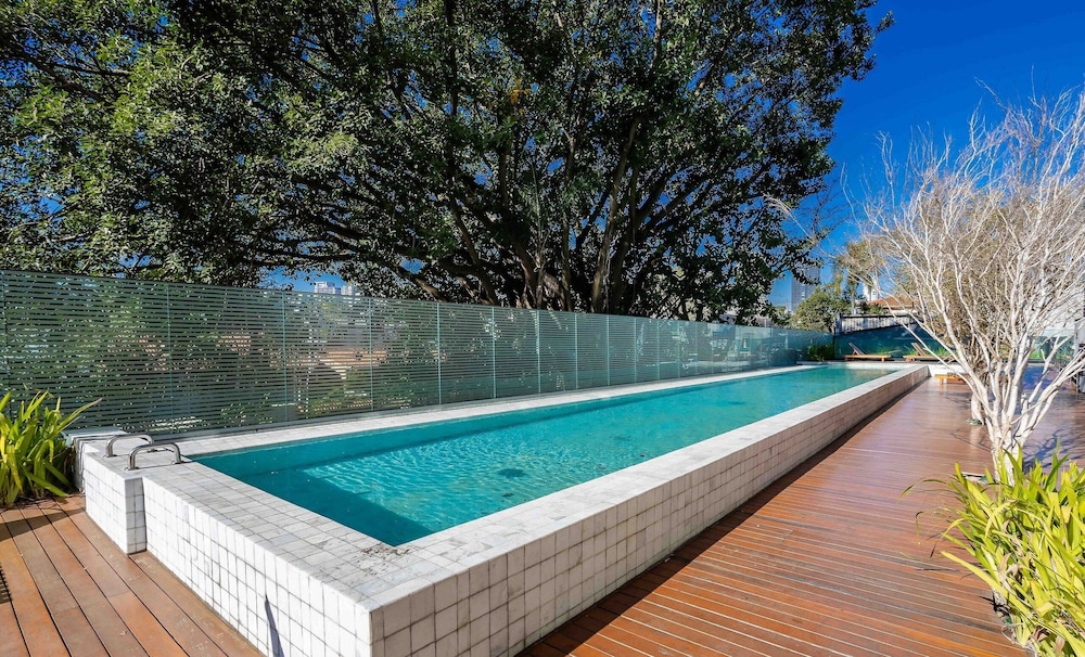 Modern Studios in a Building With a Pool in Vila Cordeiro - CTB