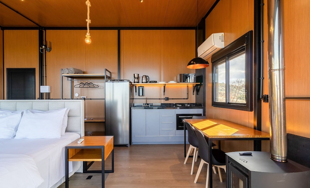 Charming Chalet With Fireplace and hot Tub! Vst044