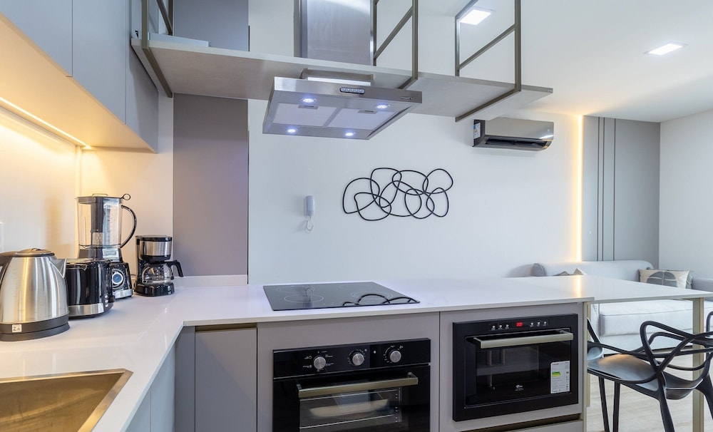 Modern apt With Pool and hot Tub! Rhl0305