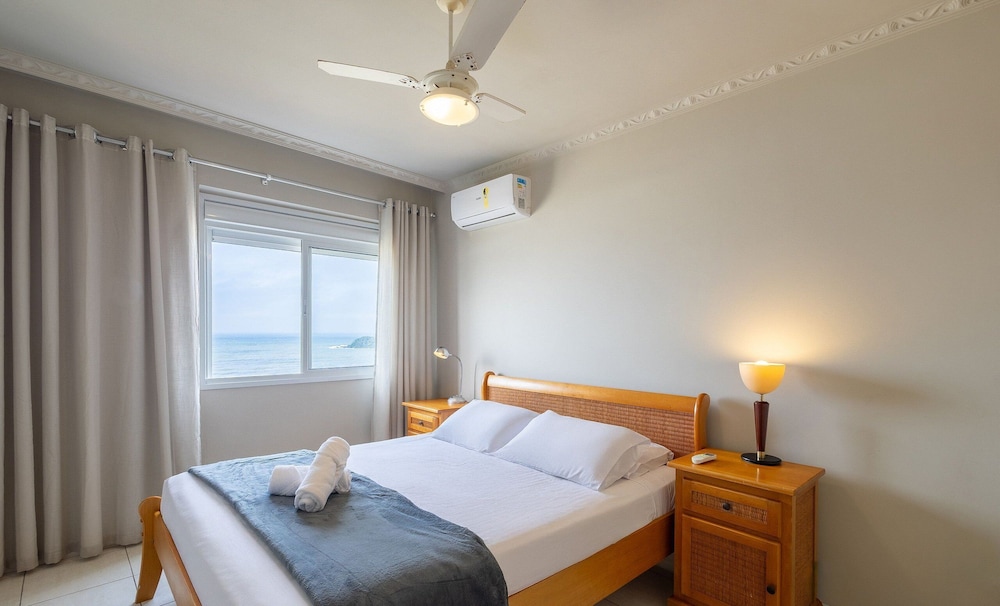 Apt w/ Balcony and Oceanfront View in BC - Ipc0901