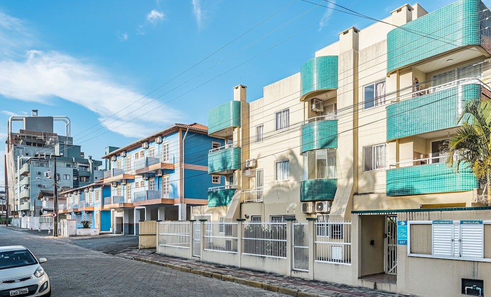 2BR apt W/balcony 220m Bombas Fdl103