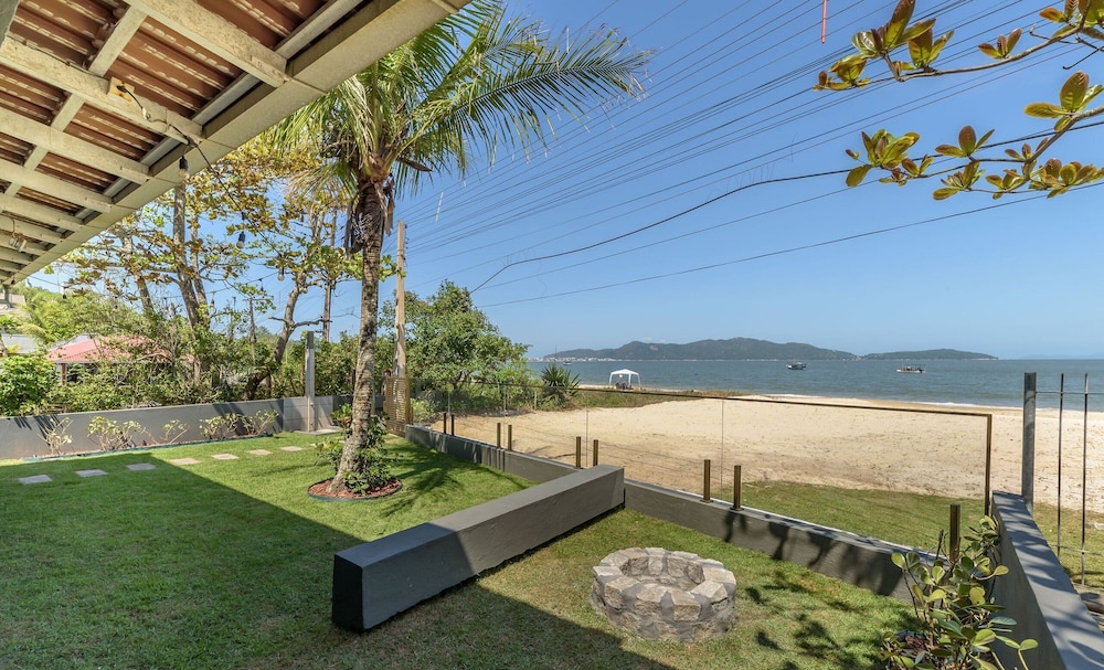 6BR Beachfront Home in Bombinhas Abm0101