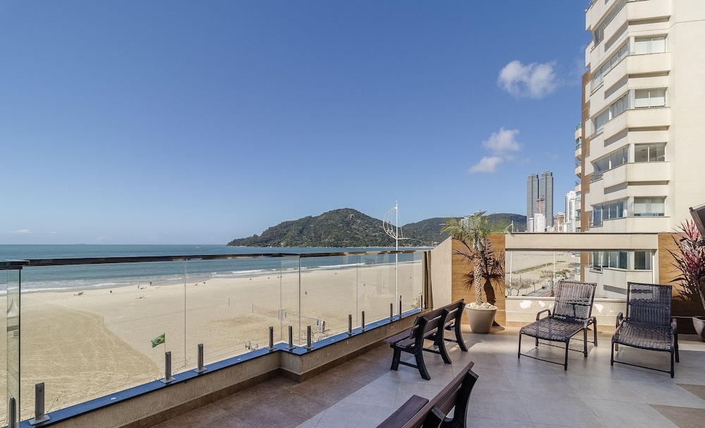 3BR Beachfront apt w/ sea View Cet802