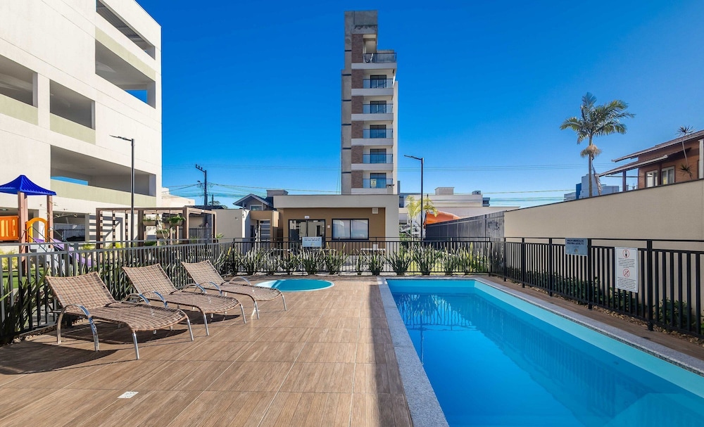 MCB - Apartments With Pool Near the Beach