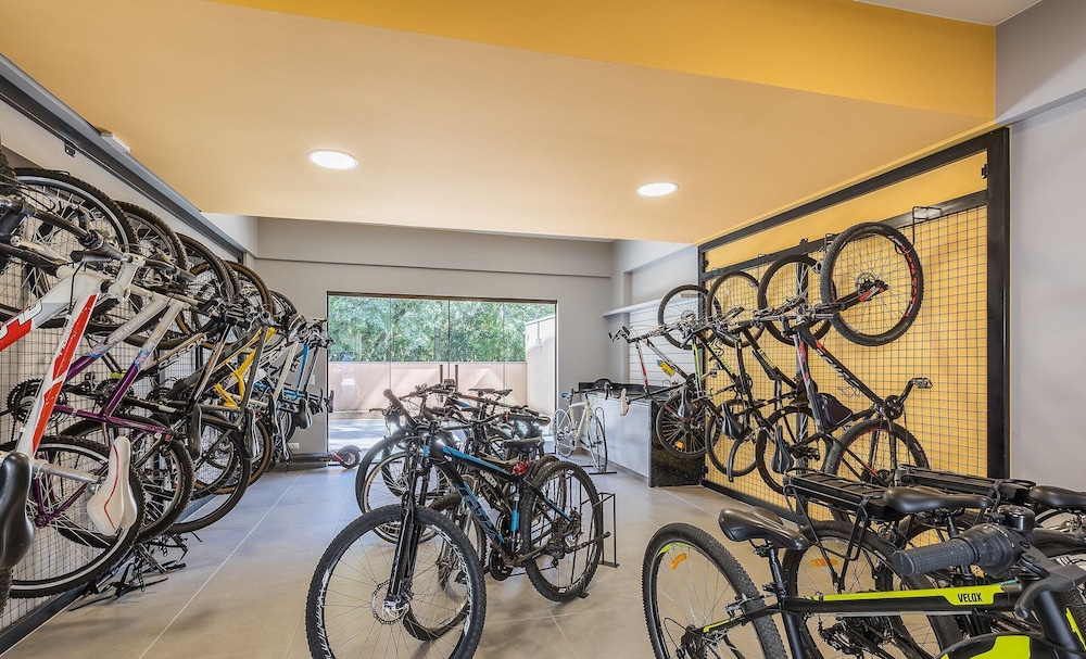 Studio in Condominium w/ Gym and Laundry Eco0304
